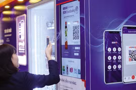 Khách hàng dùng app trên điện thoại thông minh để mua hàng. (Nguồn: CTV)