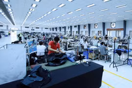 Sản xuất các mặt hàng may mặc xuất khẩu tại Công ty TNHH Kydo Việt Nam có vốn đầu tư Hàn Quốc (Khu công nghiệp Phố nối A, Hưng Yên. Ảnh: Phạm Kiên - TTXVN)