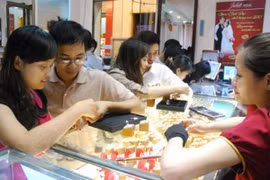 Giao dịch vàng tại Bảo Tín Minh Châu. (Ảnh: Vietnam+)
