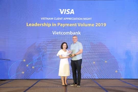 Đại diện Vietcombank (phải) nhận giải Ngân hàng dẫn đầu về doanh số chi tiêu thẻ. (Ảnh: CTV/Vietnam+)