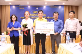 Lãnh đạo VIB trao tài trợ cho Quỹ Bảo trợ trẻ em Việt Nam. (Nguồn: CTV)