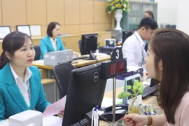 Giao dịch tại ABBANK. (Ảnh: CTV)
