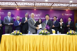 Lãnh đạo hai bên tham gia ký kết. (Ảnh: CTV/Vietnam+)