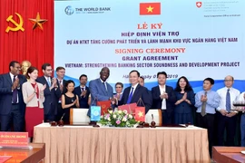 Ông Ousmane Dione, Giám đốc quốc gia của Ngân hàng Thế giới và Phó Thống đốc Đào Minh Tú tham gia ký kết. (Ảnh: CTV)