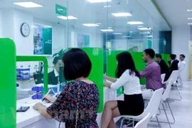 Giao dịch tại Vietcombank Lào. (Ảnh: T.H/Vietnam+)