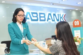 Giao dịch tại ABBANK. (Nguồn: ABBANK)