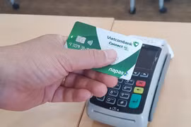 Thẻ chip nội địa của Vietcombank. (Ảnh: Thúy Hà/Vietnam+)