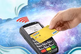 Thẻ Visa Kienlongbank không cần chạm với bảo mật cao. (Ảnh: CTV/Vietnam+)