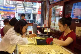 Giao dịch vàng tại các doanh nghiệp. (Ảnh: CTV/Vietnam+) 