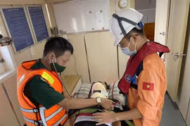 Khánh Hòa: Đưa vào bờ, cấp cứu kịp thời một thuyền viên nước ngoài