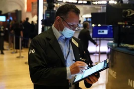 Hoạt động bán tháo kéo thị trường chứng khoán thế giới đi xuống