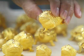 Giá vàng châu Á giảm sau khi chạm mức cao nhất trong hơn 8 tháng qua