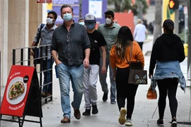 Mỹ vẫn yêu cầu đeo khẩu trang khi đi máy bay, phương tiện công cộng