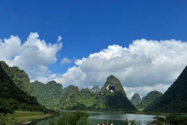 Chiêm ngưỡng danh lam thắng cảnh Mắt Thần núi ở Cao Bằng