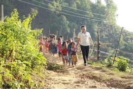 [Photo] Tri ân những thầy, cô giáo “cõng chữ lên non”
