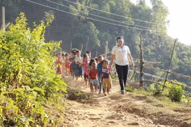 [Photo] Tri ân những thầy, cô giáo “cõng chữ lên non”