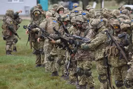 Quân nhân Ukraine tham gia cuộc tập trận với các quốc gia thành viên NATO tại Lviv, ngày 24/9/2021. (Ảnh: AFP/TTXVN)