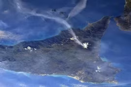 Italy: Núi lửa Etna phun khói và tro bụi khiến sân bay phải đóng cửa