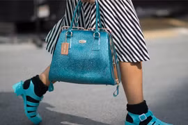 Sự trở lại của jelly sandals - cứu tinh mùa mưa cho tín đồ thời trang