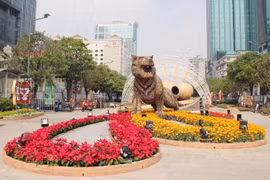Thành phố Hồ Chí Minh khẩn trương hoàn thành đường hoa Nguyễn Huệ 