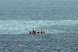 Hy Lạp cứu 75 người di cư trên một chiếc thuyền buồm