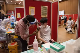 Malaysia có thêm hơn 3.200 ca mới, tích cực tiêm chủng vaccine