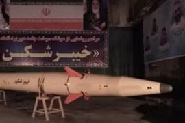 Iran ra mắt tên lửa đạn đạo mới có tầm bắn lên tới 1.450km