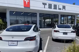 Hệ thống lái xe tự động của hãng Tesla tiếp tục hứng chỉ trích