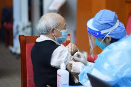 Tiêm vaccine COVID-19 sau khi khỏi bệnh giúp tăng phản ứng miễn dịch
