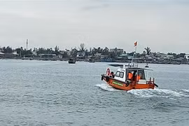 Trục vớt, đưa vào bờ thành công canô bị nạn trên biển Cửa Đại