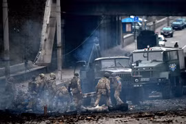 Binh sỹ Ukraine tại khu vực giao tranh với lực lượng Nga ở thủ đô Kiev, ngày 26/2. (Ảnh: AFP/TTXVN)