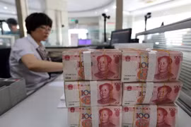 Kiểm đồng nhân dân tệ tại một ngân hàng ở Liên Vận Cảng, tỉnh Giang Tô, Trung Quốc. (Nguồn: AFP/TTXVN)