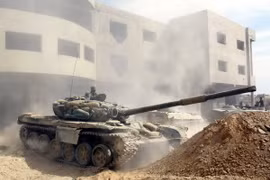 Binh sỹ Syria trong chiến dịch truy quét phiến quân tại Jobar, phía đông thủ đô Damascus, Syria. (Nguồn: THX/TTXVN)