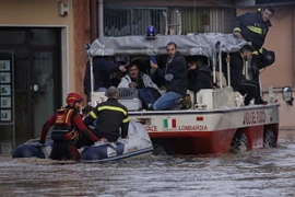 Lực lượng cứu hộ sơ tán người dân khỏi khu vực bị ngập lụt do mưa lớn tại Moncalieri, Italy. (Nguồn: AFP/TTXVN)