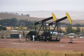 Máy bơm dầu tại cơ sở khai thác dầu Bakken Shale gần Williston, Bắc Dakota, Mỹ. (Nguồn: AFP/TTXVN)