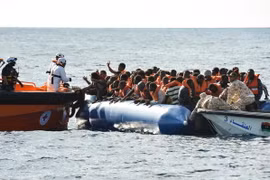 Lực lượng cứu hộ giải cứu người di cư ngoài khơi Libya ngày 4/11. (Nguồn: AFP/TTXVN)