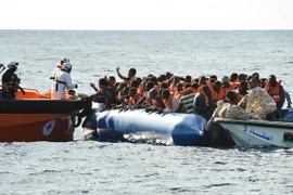 Lực lượng cứu hộ giải cứu người di cư ngoài khơi Libya ngày 4/11. (Nguồn: AFP/TTXVN)