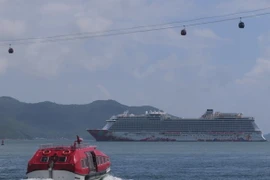 Du thuyền Genting Dream đậu trong vịnh Nha Trang. (Ảnh: Tiên Minh/TTXVN)