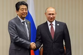 Thủ tướng Nhật Bản Shinzo Abe hội đàm với Tổng thống Nga Vladimir Putin. (Nguồn: EPA/TTXVN) 