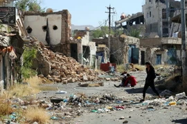 Cảnh đổ nát sau cuộc giao tranh giữa các lực lượng Chính phủ Yemen và quân nổi dậy ở thành phố Taez. (Nguồn: AFP/TTXVN)