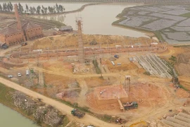 Ngay gần Ủy ban nhân dân xã Bắc Phú, một lò vòng cỡ lớn được dựng nên và cũng hoàn toàn không phép nhưng các cấp chính quyền vẫn "ngó lơ." (Ảnh: PV/Vietnam+)