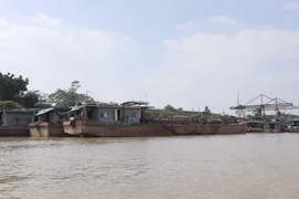 Tàu khai thác cát trái phép trên sông Hồng bị Phòng Cảnh sát đường thủy (PC68) Công an thành phố Hà Nội bắt giữ. (Ảnh: Doãn Tấn/TTXVN)