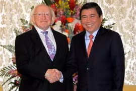 Chủ tịch UBND TP.Hồ Chí Minh Nguyễn Thành Phong và Tổng thống Cộng hòa Ireland. (Ảnh: Thanh Vũ/TTXVN)
