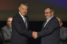 Tổng thống Colombia Juan Manuel Santos (trái) và thủ lĩnh tối cao FARC Timoleon Jimenez. (Nguồn: AFP/TTXVN)