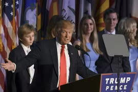 Tổng thống mới đắc cử Donald Trump (trái) phát biểu sau khi giành chiến thắng. (Nguồn: AFP/TTXVN)