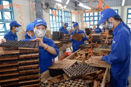 Dây chuyền sản xuất đồ gỗ xuất khẩu. (Ảnh : Danh Lam/TTXVN)