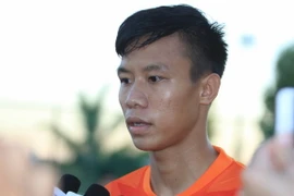 Trung vệ Quế Ngọc Hải trả lời phỏng vấn báo chí sau buổi tập. (Ảnh: Minh Tiến/TTXVN)