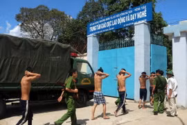 Lực lượng chức năng đã tìm được một số học viên bỏ trốn đưa về trại tập trung. (Ảnh: Đoàn Mạnh Dương/TTXVN)