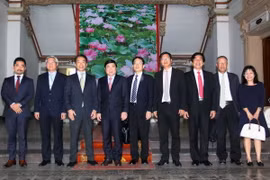 Chủ tịch Ủy ban Nhân dân TP.Hồ Chí Minh Nguyễn Thành Phong tiếp Phó Chủ tịch JICA Shinya Ejima. (Ảnh: Thanh Vũ/TTXVN)