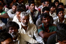 Ngư dân Ấn Độ bị bắt giữ tại sở cảnh sát ở thành phố cảng Karachi, miền Nam Pakistan ngày 31/3. (Nguồn: THX/TTXVN)